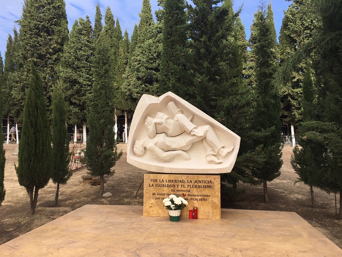Monumento por la represin franquista y la guerra civil en Lopera. Cementerio Municipal de Lopera