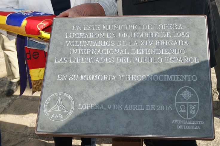 Placa conmemorativa a la XIV Brigada Internacional en el Jardn de la calle Doctor Fleming, de Lopera. Abril de 2016.