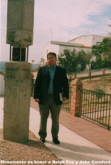 Antonio Marín Muñoz ante el Monumento en honor a los brigadistas muertos en Lopera.