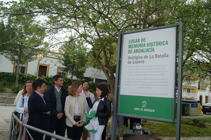 Monolito que recuerda la declaración por la Junta de Andalucía de los Vestigios de la Guerra Civil como Lugar de Memoria Histórica.